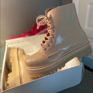Size 8 Boots *NEW*